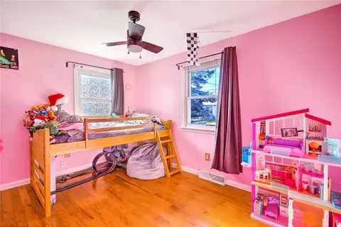 Bedroom - 210 Irving Ave, Warwick, RI 02888 photo 4 of 5