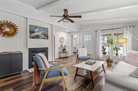 135 N Brayton Rd, Tiverton, RI 02878