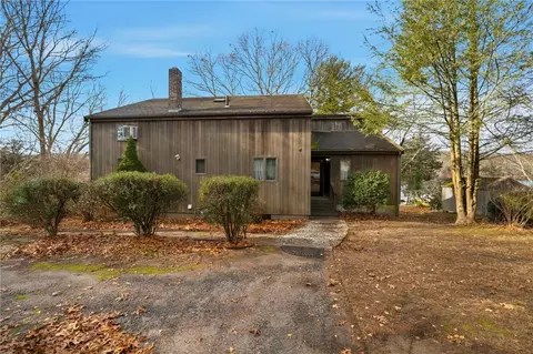 4 Lakeside Dr, Narragansett, RI 02882