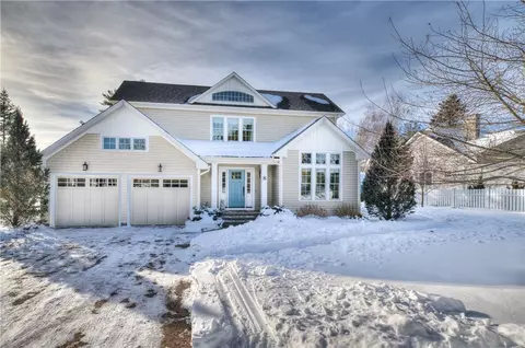 8 Highland Rd, Bristol, RI 02809