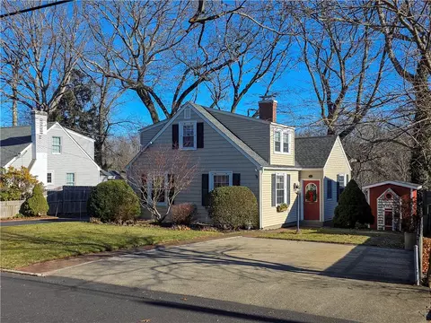 77 Pinecrest Dr, Pawtucket, RI 02861
