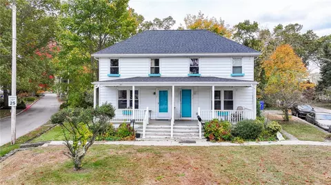 916 Bullocks Pt Ave, Riverside, RI 02915