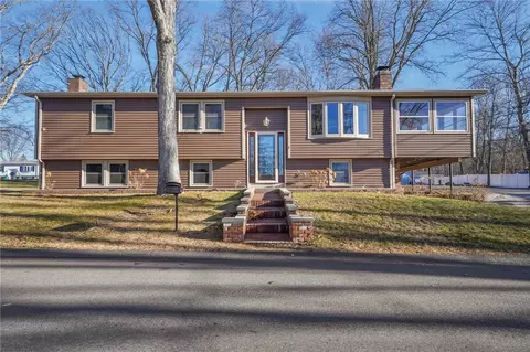 1 Tiffany Dr, Cumberland, RI 02864
