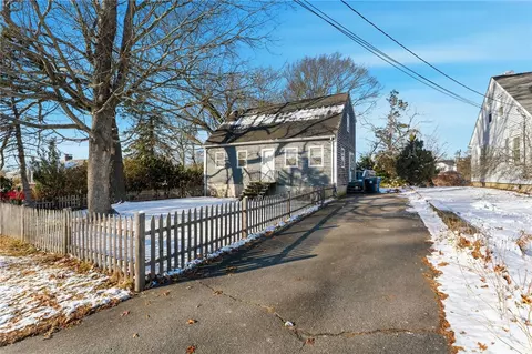 8 Harris Ave, Warren, RI 02885