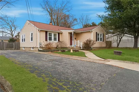 20 Bridgham St, Rumford, RI 02916