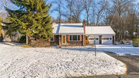 27 Bishop Dr, Cumberland, RI 02864