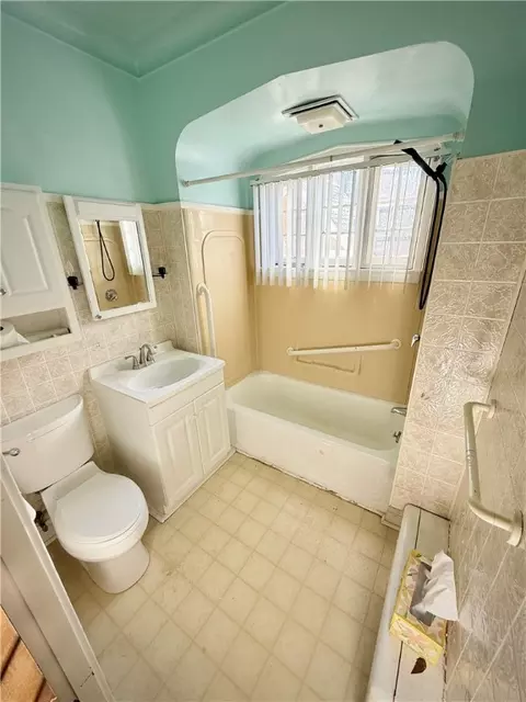 Bath - 345 Carrington Ave, Woonsocket, RI 02895 photo 1 of 2