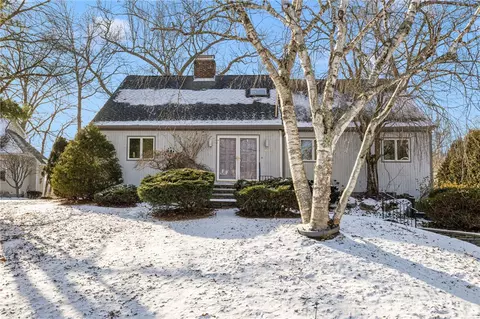 40 Kristen Ct, Warwick, RI 02888