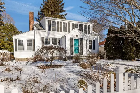 31 Chachapacassett Rd, Barrington, RI 02806