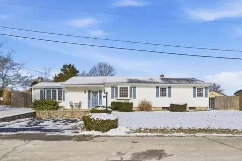 8 Meadow Ln, Coventry, RI 02816