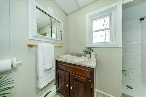 Bath - 46 E Andrew Comstock Rd, Warwick, RI 02886 photo 3 of 3