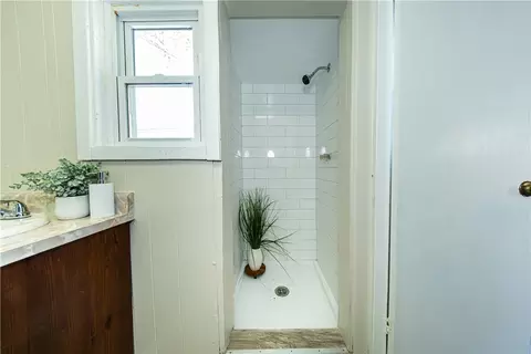 Bath - 46 E Andrew Comstock Rd, Warwick, RI 02886 photo 2 of 3