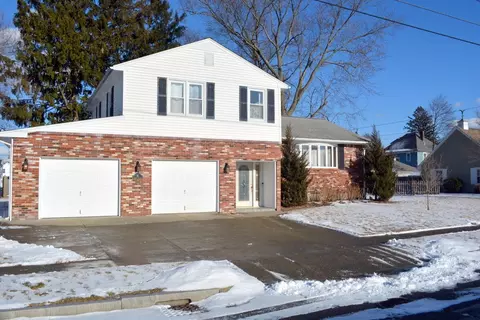 11 Hollow Ridge Rd, Rumford, RI 02916