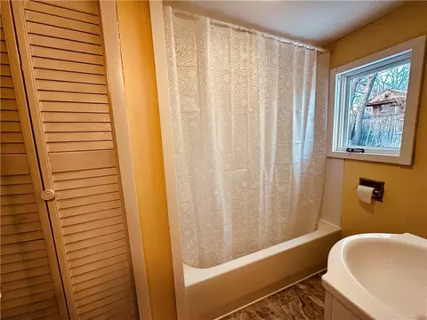 Bath - 139 Ottawa Ave, Warwick, RI 02889 photo 1 of 1