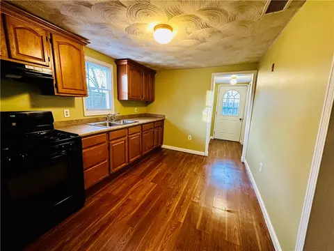 Entry Way - 139 Ottawa Ave, Warwick, RI 02889 photo 3 of 3