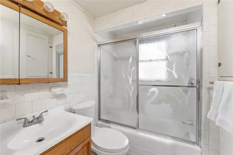 Bath - 92 Rockland Ave, Woonsocket, RI 02895 photo 3 of 4