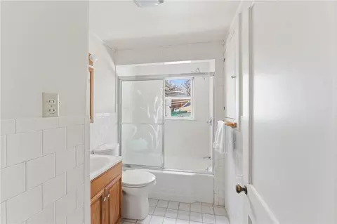 Bath - 92 Rockland Ave, Woonsocket, RI 02895 photo 2 of 4