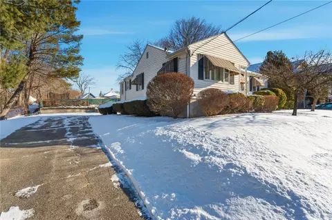 Exterior - 92 Rockland Ave, Woonsocket, RI 02895 photo 4 of 10