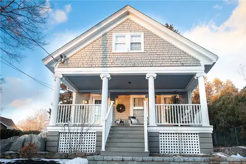 7 Squantum St, Cranston, RI 02920