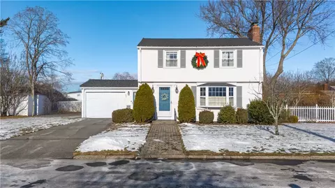 32 Woodbine St, Riverside, RI 02915