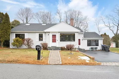 18 Randall Ln, Portsmouth, RI 02871