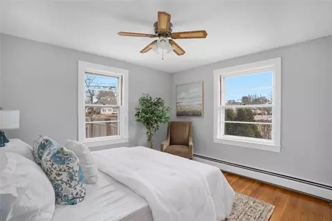 Bedroom - 77 Buttonwoods Ave, Warwick, RI 02886 photo 3 of 8