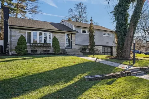 210 Summit Dr, Cranston, RI 02920