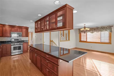 9 Holmes Rd, Coventry, RI 02816