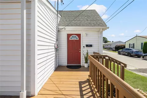 51 Old Oak Ave, Cranston, RI 02920