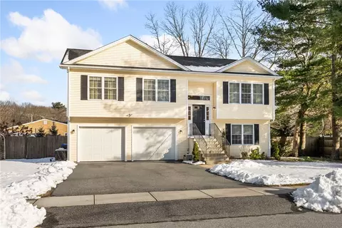 2 Leigh Ln, Riverside, RI 02915