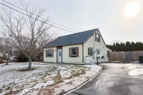 30 Sowams Dr, Bristol, RI 02809