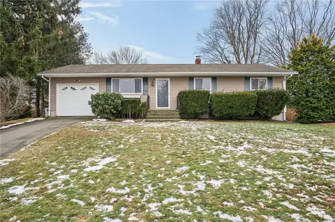 4 Philips St, Middletown, RI 02842