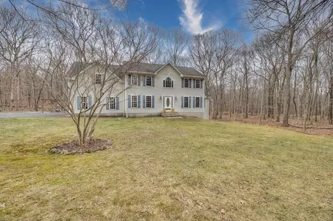 45 Pardons Wood Ln, East Greenwich, RI 02818