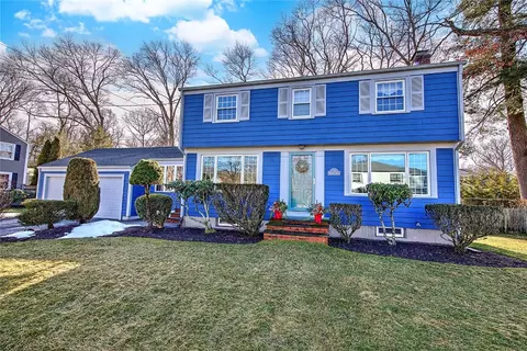 17 Briarwood Dr, Barrington, RI 02806