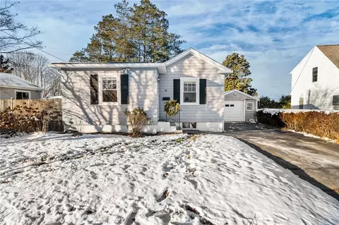 51 Smythe St, Middletown, RI 02842
