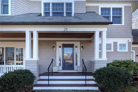 28 Pond Ave, Newport, RI 02840