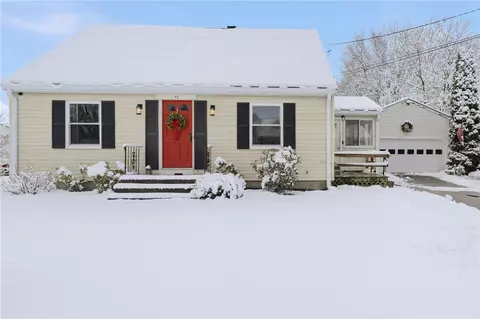 11 Gladding St, Bristol, RI 02809