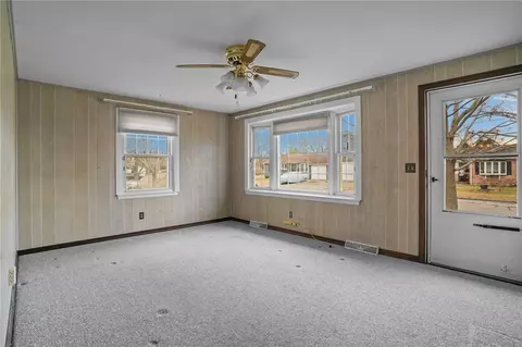 Living - 142 Stoneham Dr, Woonsocket, RI 02895 photo 3 of 5