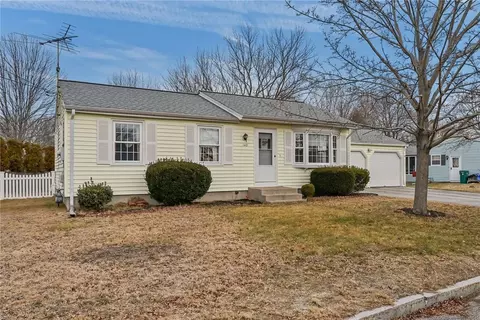 142 Stoneham Dr, Woonsocket, RI 02895