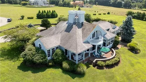 33 Courageous Cir, Bristol, RI 02809