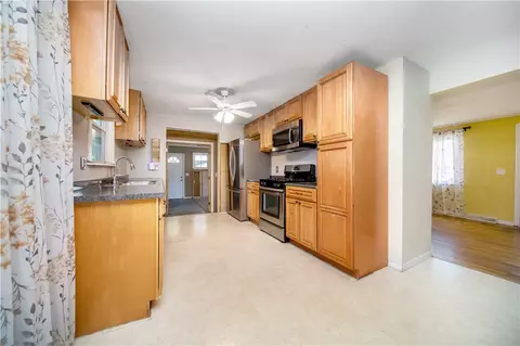 Entry Way - 10 Colonial Rd, Coventry, RI 02816 photo 2 of 2