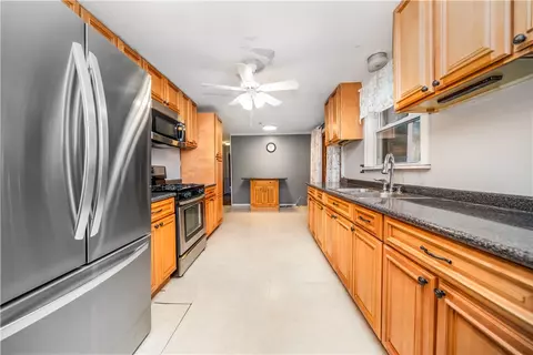Entry Way - 10 Colonial Rd, Coventry, RI 02816 photo 1 of 2