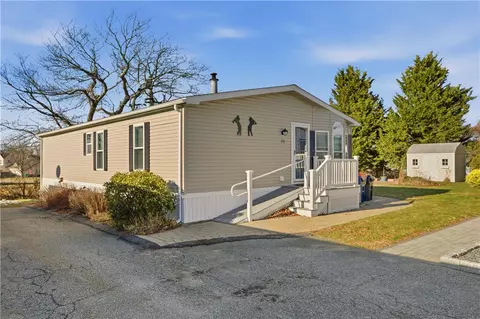 35 Cathy Cir, Portsmouth, RI 02871