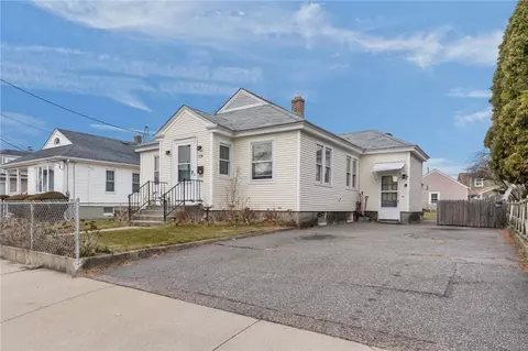 128 Warwick Rd, Pawtucket, RI 02861