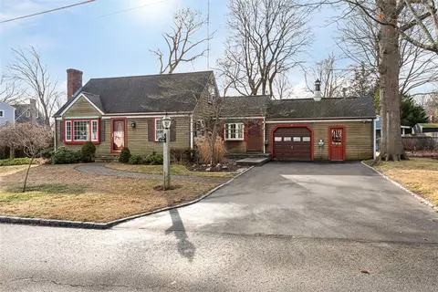 6 Ledge Rd, Barrington, RI 02806