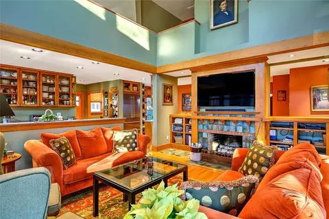 Living - 9 Howe St, Bristol, RI 02809 photo 3 of 4