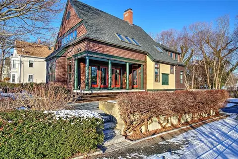 9 Howe St, Bristol, RI 02809