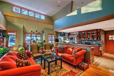 Living - 9 Howe St, Bristol, RI 02809 photo 1 of 4