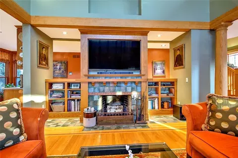 Living - 9 Howe St, Bristol, RI 02809 photo 2 of 4