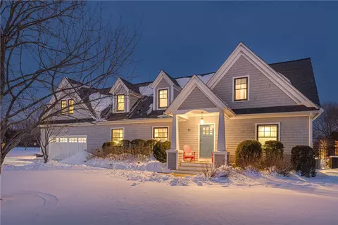 81 Beagle Dr, Middletown, RI 02842